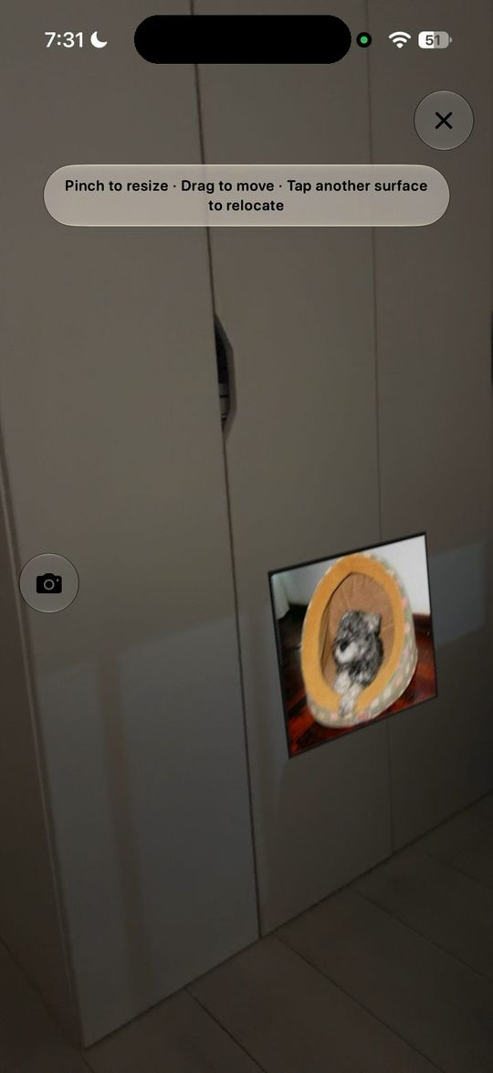 Una foto de Favoritos colgada en la pared en AR.