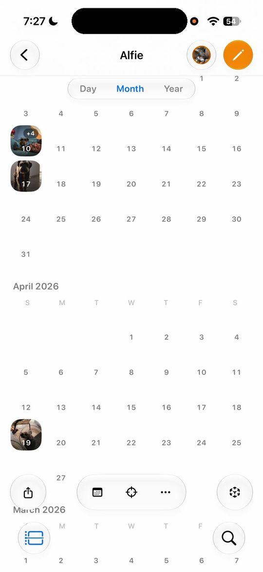 Calendar · Month: miniaturas en los días con fotos.